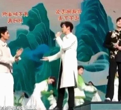 彭冠英蔡文静甜蜜互动引关注，国产网红短视频热度持续攀升